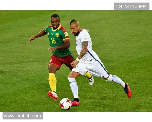 足球明星亲密互动互赠球鞋展现友谊与竞技精神的完美结合 足球明星亲密互动互赠球鞋展现友谊与竞技精神的完美结合